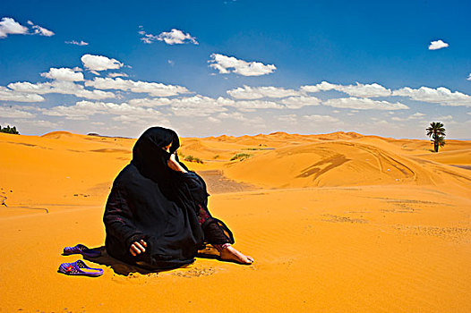 老人,女人,穿,黑色,衣服,坐,赤足,沙子,沙丘,却比沙丘,撒哈拉沙漠,南方,摩洛哥,非洲