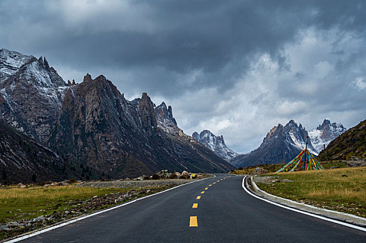 穿越高原群山的公路