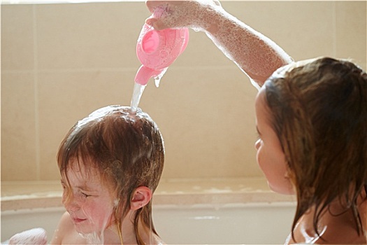 两个女孩,分享,泡沫浴,洗头