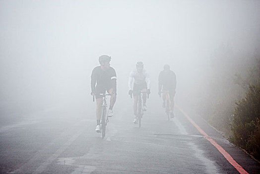 专注,男性,骑车,骑自行车,下雨,雾状,道路
