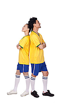 一对穿足球队服的青年情侣