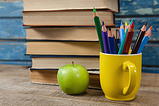 书本,一堆,彩笔,苹果,木桌子,放置