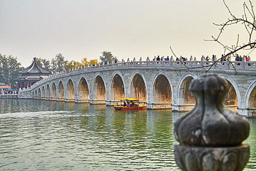 北京颐和园秋天的十七孔桥