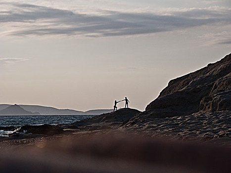 年轻,情侣,剪影,瑜珈,练习,海滩,石头,纳克索斯岛,希腊