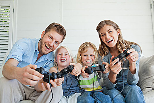 家庭,笑,坐,沙发,一起,玩,游戏