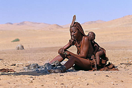 辛巴族妇女,孩子,坐,靠近,火,纳米比亚,非洲