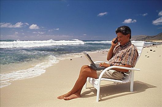 海滩,椅子,笔记本电脑,交谈,手机,白沙,蓝天