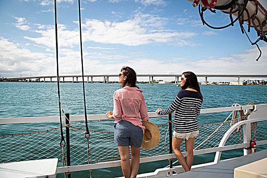 两个女人,站立,甲板,帆船,观景,后视图