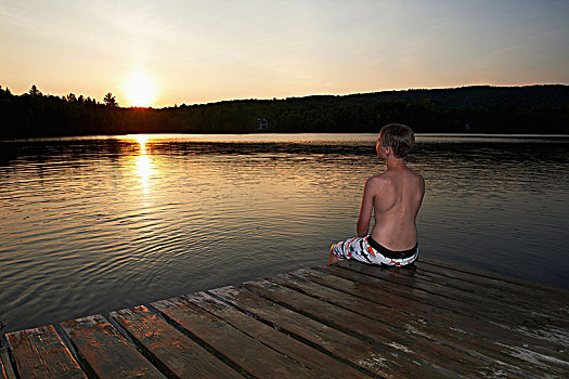 男孩,坐,码头,脚,水中,日落,魁北克,加拿大