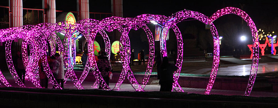 新疆哈密,创意灯光秀喜迎虎年春节