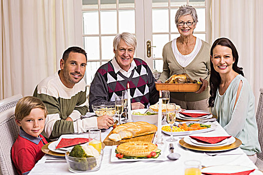 祖母,拿着,土耳其烤肉,家庭,圣诞节
