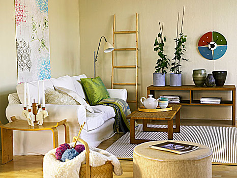 白色,沙发,木质,茶几,篮子,靠近,软垫,凳子