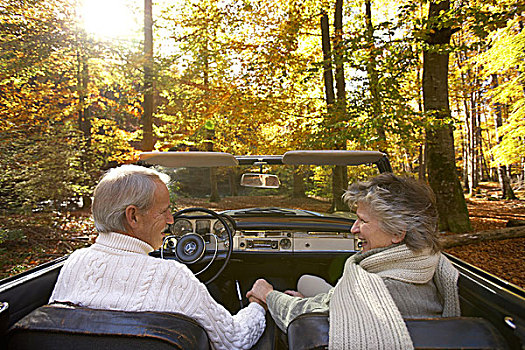 树林,汽车,老年,夫妻,背面视角,直视,高兴,愉悦,坠入爱河,接触,秋天,养老金,人,66岁,60-70岁,老人,两个,一对,情侣,岁月,灰发,健身,和谐