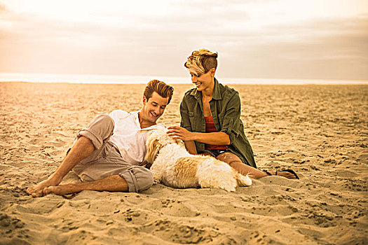 年轻,情侣,海滩,狗,圣地亚哥,加利福尼亚,美国