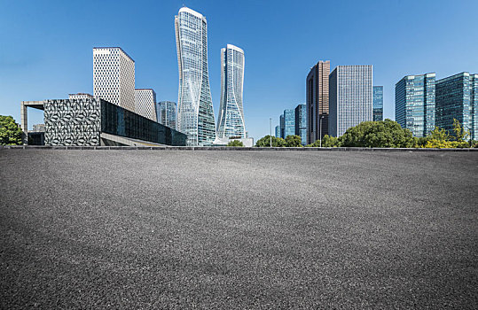 汽车广告背景,公路和现代城市建筑