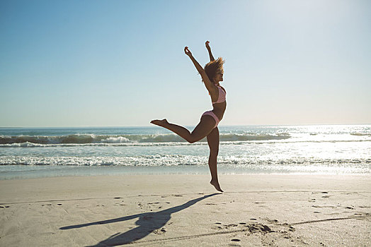 女人,跳跃,海滩,晴天