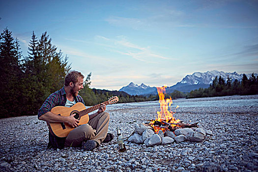 男青年,坐,营火,弹吉他,唱,巴伐利亚,德国
