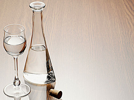玻璃杯,格拉巴酒,玻璃瓶,软木塞,棚拍