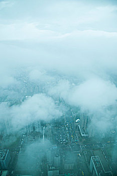 台湾台北市112大厦上眺望云雾中的台北市景