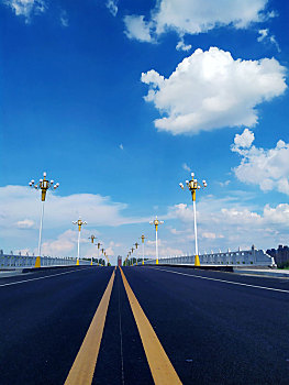 蓝天白云公路桥
