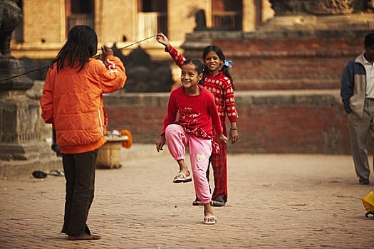 孩子,蹦跳,街道,加德满都,尼泊尔