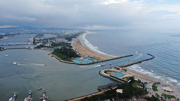 山东省日照市,夏日里的海滨成为欢乐海洋,游客乘船出海享受美好假日时光