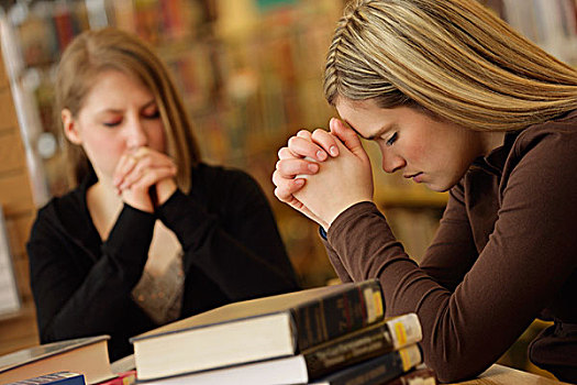 两个女人,祈祷,图书馆