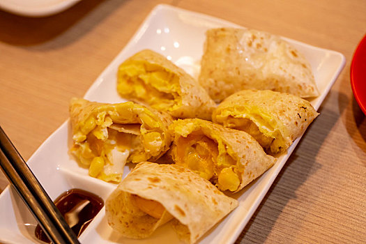 台湾人很喜欢也很好吃的早餐,玉米蛋饼