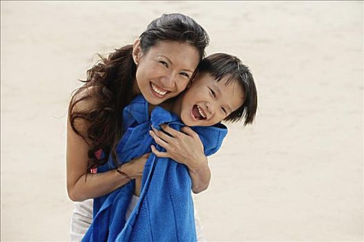 母亲,搂抱,儿子,海滩,蓝色,毛巾,微笑