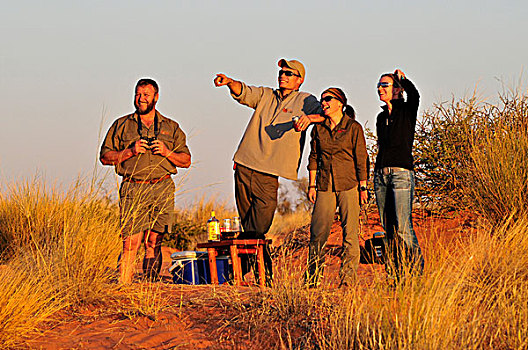 游客,边缘,盐,住宿,卡拉哈迪大羚羊国家公园,卡拉哈里沙漠,南非,非洲
