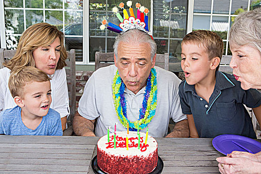 老人,吹蜡烛,生日蛋糕,家庭