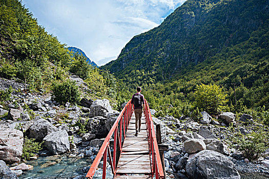 后视图,男人,穿过,桥,山,阿尔巴尼亚,欧洲
