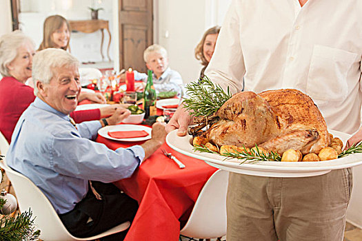 男人,火鸡,家庭,圣诞晚餐