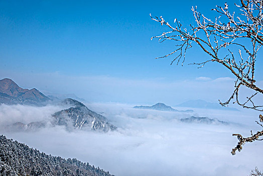 四川大邑县西岭雪山俯瞰观景台远眺西岭群山