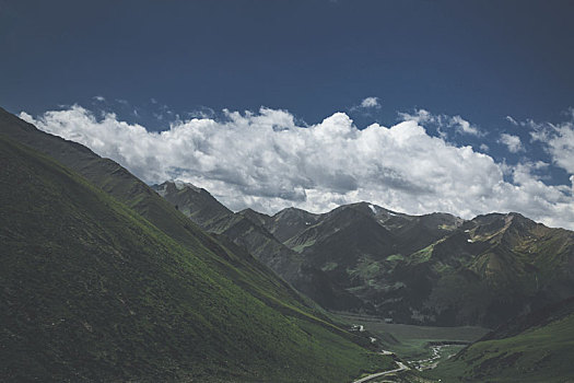 新疆伊犁那拉提草原高山风光