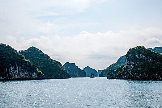 越南广宁鸿基市下龙湾海上石林