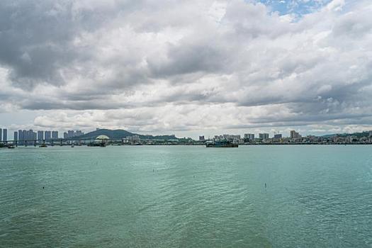 广州番禺海鸥岛远眺珠江对岸的美景