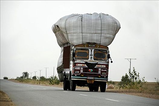 超负荷,卡车,驾驶,街道,塔尔沙漠,靠近,斋沙默尔,拉贾斯坦邦,印度