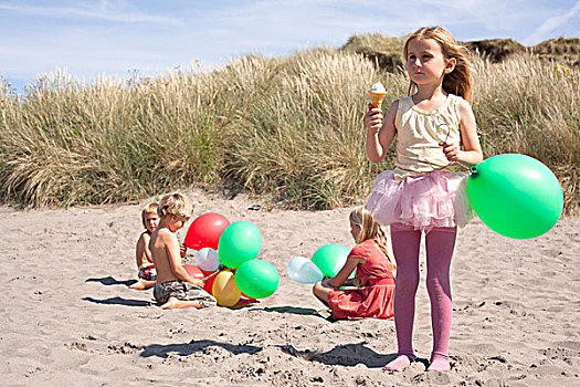 女孩,拿着,气球,海滩,威尔士,英国