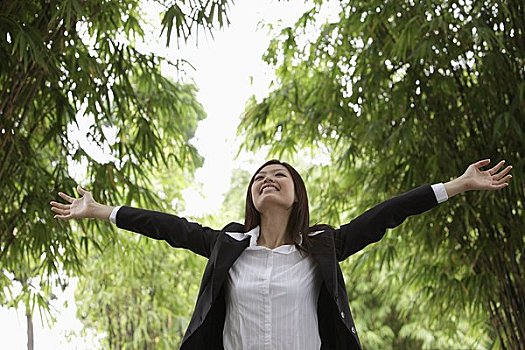 女青年,穿,套装,抬起,抬臂,户外