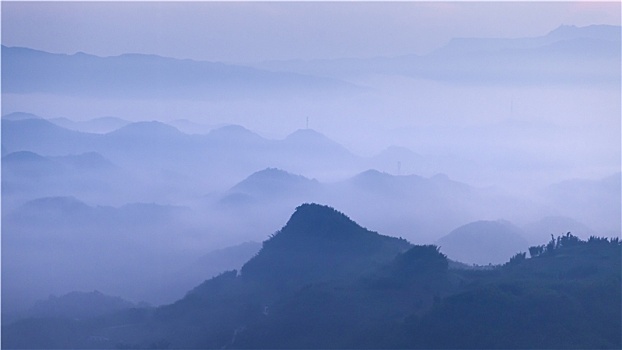 中国四川宜宾长宁双河镇晨雾缭绕高山风景