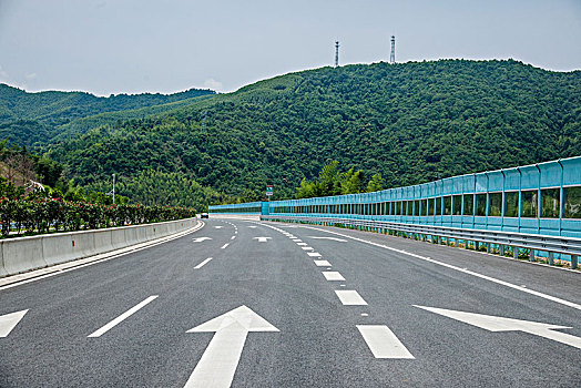 山谷中的高速公路