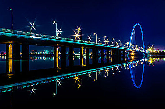 夜晚亮着灯光的过河大桥