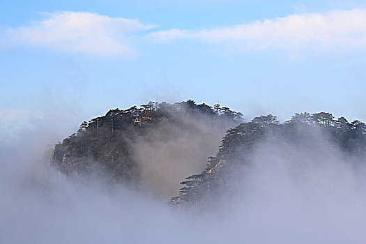 云雾中的丹霞峰
