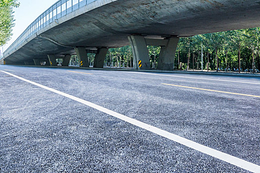 逆光下,立交桥下的沥青道路,汽车广告道路素材