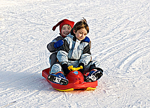 法国,上萨瓦省,风景,冬天,两个孩子,雪橇
