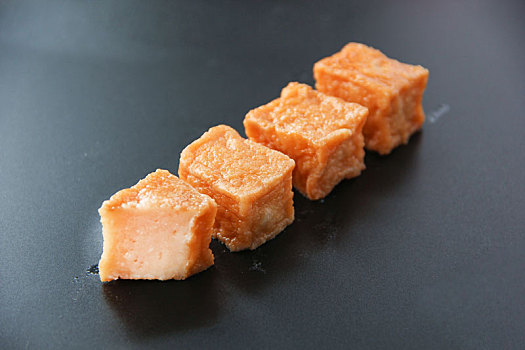 豆腐油炸豆腐鱼豆腐方块豆腐金黄色豆腐豆腐片鱼丸食品火锅料麻辣烫美食特写
