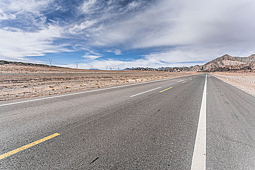 中国西部荒野道路