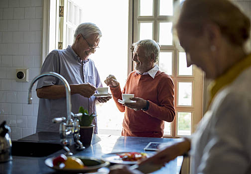 老人,交谈,喝,茶,老年,女人,烹调,食物,两个男人,厨房
