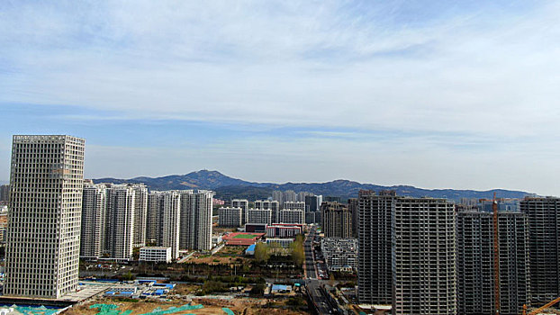 航拍蓝天白云下的城市建设新貌